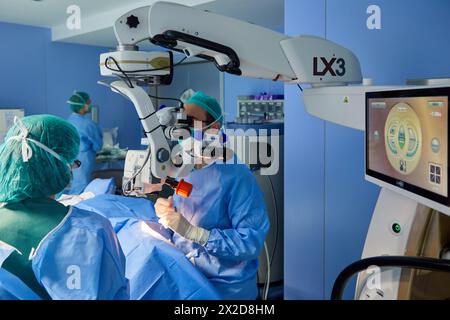 Chirurgen, chirurgische Eingriffe der Augen, Grauer Star, Operationssaal der Augenheilkunde, Krankenhaus Donostia, San Sebastian, Gipuzkoa, Baskenland, Sp Stockfoto