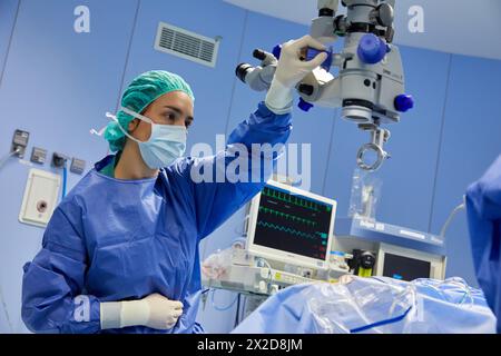 Chirurgen, chirurgische Eingriffe der Augen, Grauer Star, Operationssaal der Augenheilkunde, Krankenhaus Donostia, San Sebastian, Gipuzkoa, Baskenland, Sp Stockfoto