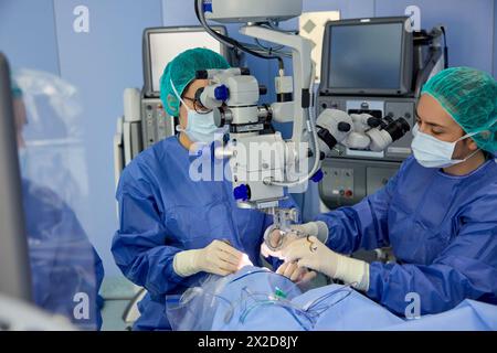 Chirurgen, chirurgische Eingriffe der Augen, Grauer Star, Operationssaal der Augenheilkunde, Krankenhaus Donostia, San Sebastian, Gipuzkoa, Baskenland, Sp Stockfoto