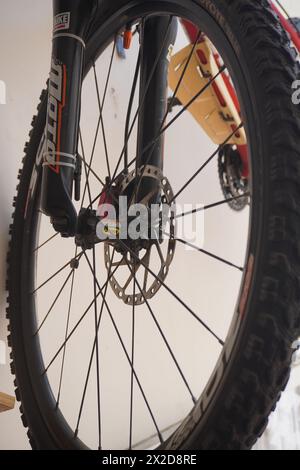 Mountainbike-Rad im Nahaufnahme-Modus, an der Wand hängend Stockfoto