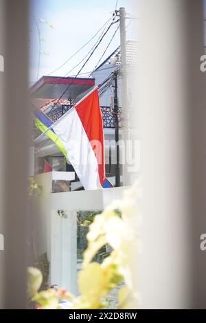 Eine rot-weiße indonesische Flagge fliegt zum Gedenken an Indonesiens Unabhängigkeitstag Stockfoto