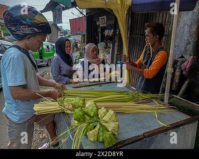 Händler verkaufen Ketupat für Eid al-Fitr Feiern am 8. April 2024 in Bogor, West Java, Indonesien Stockfoto