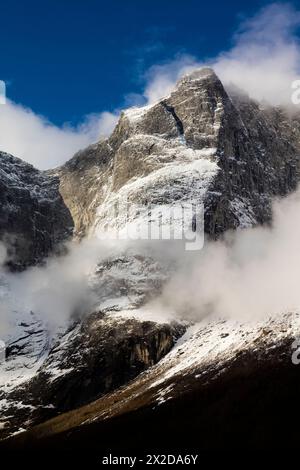 Der Berg Trollryggen, 1740 Meter über dem Meeresspiegel, im Romsdalen-Tal, Rauma kommune, Møre og Romsdal, Norwegen, Skandinavien. Stockfoto