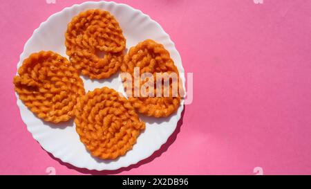 Gedrehter Sakinalu aus Reismehl, Öl, Salz, rotem Chillpulver, Delikatessen aus andhra und telangana. Knusprige Snacks zum Teezeitpunkt Stockfoto