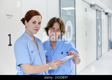 Krankenschwestern mit Tablet, Halle, Kreißsaal, Entbindungsstation, Krankenhaus Donostia, San Sebastian, Gipuzkoa, Baskenland, Spanien Stockfoto