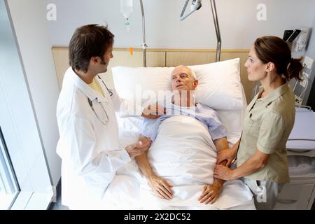 Arzt, der Patient im Krankenhauszimmer, Onkologikoa Hospital, Onkologisches Institut, Fallzentrum für Prävention, Diagnose und Behandlung von Krebs, Stockfoto