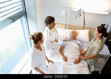 Arzt, der Patient im Krankenhauszimmer, Onkologikoa Hospital, Onkologisches Institut, Fallzentrum für Prävention, Diagnose und Behandlung von Krebs, Stockfoto