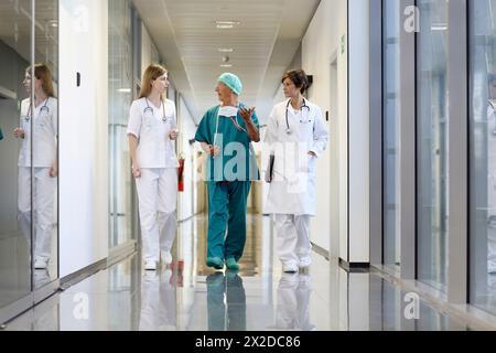 Chirurg Arzt und Krankenschwester gehen im Krankenhausflur, Onkologikoa Krankenhaus, Onkologisches Institut, Fallzentrum für Prävention, Diagnose und Behandlung o Stockfoto