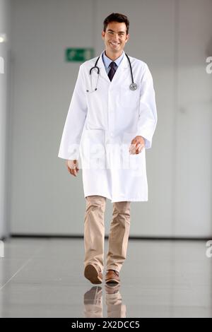 Arzt, der auf dem Flur läuft, Onkologikoa Hospital, Oncology Institute, Case Center für Prävention, Diagnose und Behandlung von Krebs, Donostia, San Seb Stockfoto