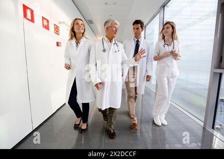 Ärzte und Krankenschwestern gehen in Korridor, Onkologikoa Krankenhaus, Onkologisches Institut, Fallzentrum für Prävention, Diagnose und Behandlung von Krebs, Donos Stockfoto