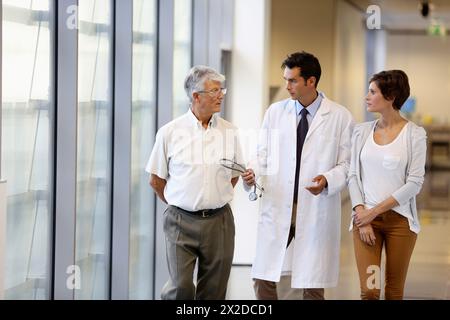 Arzt, der mit der Familie des Patienten im Krankenhausflur, Onkologikoa Hospital, Oncology Institute, Case Center für Prävention, Diagnose und spricht Stockfoto