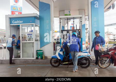 SAMUT PRAKAN, THAILAND, 16. März 2024, Motorradfahrer tanken an Tankstellen Stockfoto