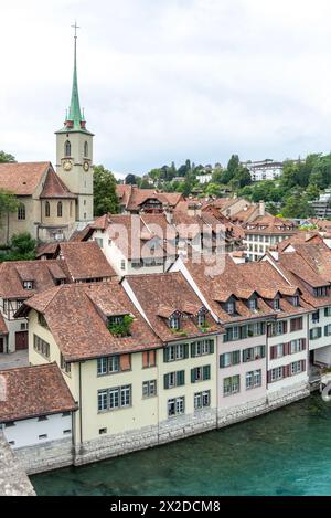 Panoramablick auf die Dächer von Häusern entlang der Aare im Zentrum von Bern, Schweiz, 15. August 2022 Stockfoto