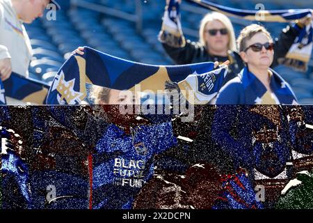 Seattle, Washington, USA. April 2024. DIE Reign-FANS bejubeln die Reign und nehmen an dem zeremoniellen Vorspiel Scarves Up, Seattle Reign vs Chicago Red Stars Teil, wo die Reign mit 1:2 besiegt. (Kreditbild: © Melissa Levin/ZUMA Press Wire) NUR REDAKTIONELLE VERWENDUNG! Nicht für kommerzielle ZWECKE! Stockfoto