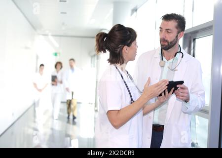 Ärzte und Krankenschwestern im Gespräch in Gang, Krankenhaus, Spanien Stockfoto