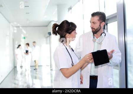 Ärzte und Krankenschwestern im Gespräch in Gang, Krankenhaus, Spanien Stockfoto