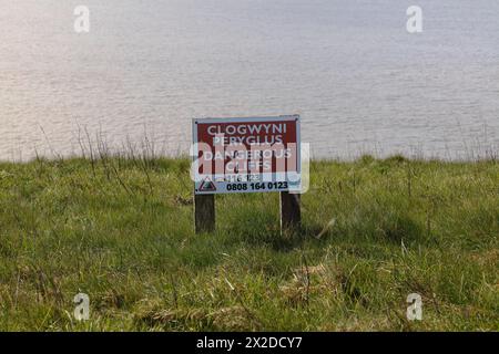 Eine scharfe Warnung an der Spitze der Klippe, die sich der Southerndown Bay an der Heritage Coast von South Wales im Vale of Glamorgan nähert. Stockfoto