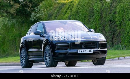 Bicester, UK- April 21st2024: 2022 Hybrid-Elektroauto Porsche Cayenne Oldtimer auf britischer Straße Stockfoto