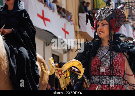 20. April 2024, Alcoy, Spanien: Kriegerfrau, die durch die Straßen von Alcoy bei der Mooren- und Christen-Parade marschiert. Volksfeste wurden zum Praktikanten erklärt Stockfoto