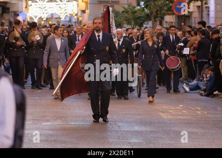 Alcoy, Spanien, 19. April 2024: Parade der Musikgesellschaft Nueva de Alcoy, die den Direktor der Partyhymne Blanca Carbonell begleitet Stockfoto