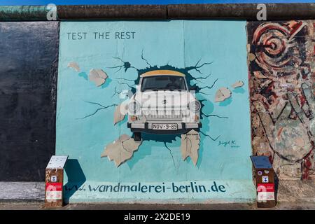 Kunstwerke in der East Side Gallery in Berlin Stockfoto