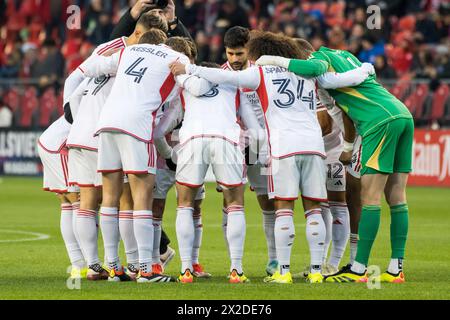 Toronto, Kanada. April 2024. Die Spieler der New England Revolution drängen sich vor dem MLS-Spiel zwischen Toronto FC und New England Revolution im BMO Field in Toronto. Das Spiel endete 1-0 Credit: SOPA Images Limited/Alamy Live News Stockfoto