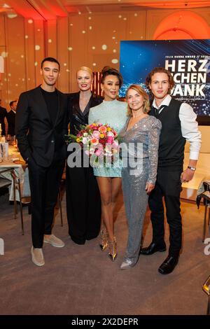 Gala - Felix Burda Award Diego Pooth, Franziska Knuppe, Verona Pooth, Tina Ruland und Jahvis Rahmoune bei der Felix Burda Award Gala im Hotel Adlon Kempinskil am 21.04.2024 in Berlin. *** Gala Felix Burda Award Diego Pooth, Franziska Knuppe, Verona Pooth, Tina Ruland und Jahvis Rahmoune bei der Felix Burda Award Gala im Hotel Adlon Kempinskil am 21 04 2024 in Berlin Copyright: XEventpressxKochanx Stockfoto