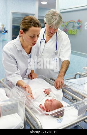Kinderarzt und Krankenschwester mit Neugeborenen, Kinderbetreuungsstation, Kinderheilkunde. Krankenhaus Policlinica Gipuzkoa, San Sebastian, Donostia, Euskadi, Spanien Stockfoto