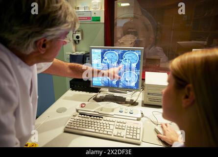 Hirntumor, MRT (Magnetresonanztomographie), medizinische Bildgebung zur Diagnose. Krankenhaus Policlinica Gipuzkoa, San Sebastian, Donostia, Euskadi, Spanien Stockfoto
