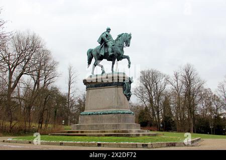 Reiterstatue von Herzog Ernst II., Skulpturenarbeit von Gustav Eberlein, errichtet 1899, im Hofgarten am Schlossplatz, Coburg Stockfoto