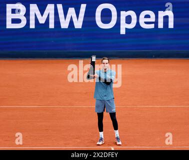 München, Deutschland. April 2024. Jan-Lennard Struff posiert mit der Trophäe, nachdem er das Finale der Männer zwischen Taylor Fritz aus den USA und Jan-Lennard Struff aus Deutschland beim Tennisturnier der BMW Open 2024 in München am 21. April 2024 gewonnen hatte. Quelle: Philippe Ruiz/Xinhua/Alamy Live News Stockfoto