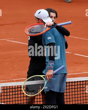 München, Deutschland. April 2024. Jan-Lennard Struff (R) aus Deutschland umarmt Taylor Fritz aus den Vereinigten Staaten nach dem Finale der Männer beim Tennis-Turnier der BMW Open 2024 in München am 21. April 2024. Quelle: Philippe Ruiz/Xinhua/Alamy Live News Stockfoto