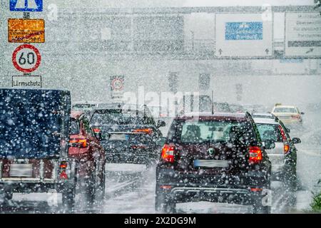 Wintereinbruch mit starkem Schneefall auf der Autobahn A95, München, 21. April 2024 Deutschland, München, 21. April 2024, Wintereinbruch, Autos fahren im Schneetreiben auf der Autobahn A 95 München-Garmisch, Autobahnbeginn in München-Sendling, stadtauswärts, dicke Schneeflocken bei Temperaturen um die 2 Grad, schlechte Sicht, Glättegefahr, Winterwetter im Frühling, Verkehr, Aprilwetter, Schnee, Bayern, *** Wintereinbruch mit starkem Schneefall auf der Autobahn A95, München, 21. April 2024 Deutschland, München, 21. April 2024, Beginn des Winters, Autos fahren im Schnee auf der A95 München Garmisch, Stockfoto