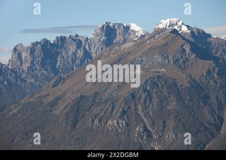 Dolomiten vom Cansiglio aus gesehen, Monte Serva im Vordergrund Stockfoto