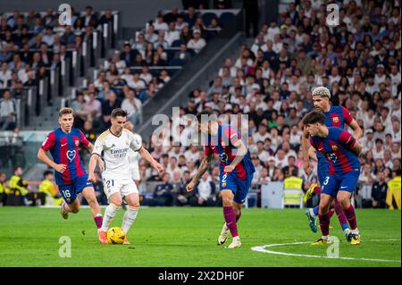 Madrid, Spanien. April 2024. Brahim Diaz von Real Madrid (C) und Fermin Lopez vom FC Barcelona (L) sowie Joao Cancelo und Pau Cubarsi vom FC Barcelona (R), die während des Fußballspiels La Liga EA Sports 2023/24 zwischen Real Madrid und FC Barcelona im Estadio Santiago Bernabeu am 21. April in Aktion waren. 2024 in Madrid, Spanien. Real Madrid 3: 2 FC Barcelona Credit: SOPA Images Limited/Alamy Live News Stockfoto