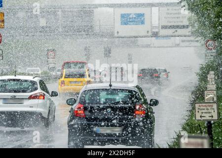 Wintereinbruch mit starkem Schneefall auf der Autobahn A95, München, 21. April 2024 Deutschland, München, 21. April 2024, Wintereinbruch, Autos fahren im Schneetreiben auf der Autobahn A 95 München-Garmisch, Autobahnbeginn in München-Sendling, Richtung stadtauswärts, dicke Schneeflocken bei Temperaturen um die 2 Grad, schlechte Sicht, Glättegefahr, Winterwetter im Frühling, Verkehr, Aprilwetter, Schnee, Bayern, *** Wintereinbruch mit starkem Schneefall auf der Autobahn A95, München, 21. April 2024 Deutschland, München, 21. April 2024, Beginn des Winters, Autos fahren im Schnee auf der A95 München Garmisch Stockfoto