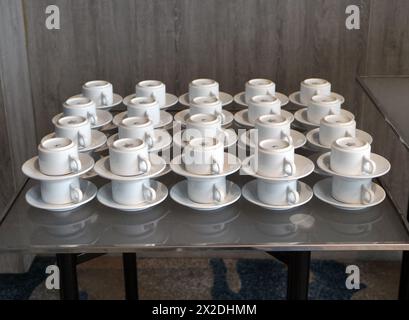 Tasse und Untertasse auf dem Tisch Stockfoto