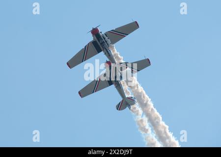 Zwei Flugzeuge des Warbird Thunder Flying Team SNJ-2 Texan treten während der Charleston Airshow am 20. April 2024 auf der Joint Base Charleston in South Carolina auf. T Stockfoto