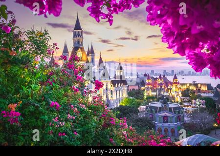 Nha Trang, Vinpearl Island, ist eine Resort-Insel mit einem Wasserpark, Vergnügungspark in Vietnam. Touristenattraktion. Querformat. Foto bei Sonnenuntergang. Boug Stockfoto