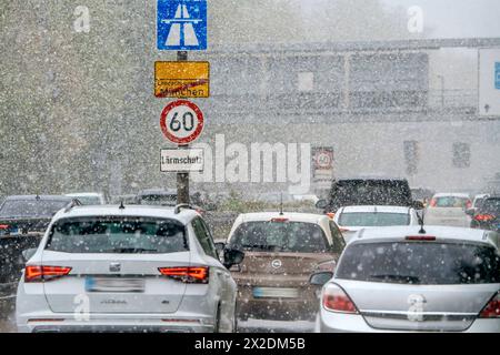 Wintereinbruch mit starkem Schneefall auf der Autobahn A95, München, 21. April 2024 Deutschland, München, 21. April 2024, Wintereinbruch, Autos fahren im Schneetreiben auf der Autobahn A 95 München-Garmisch, Autobahnbeginn in München-Sendling, stadtauswärts, dicke Schneeflocken bei Temperaturen um die 2 Grad, schlechte Sicht, Glättegefahr, Winterwetter im Frühling, Verkehr, Aprilwetter, Schnee, Bayern, *** Wintereinbruch mit starkem Schneefall auf der Autobahn A95, München, 21. April 2024 Deutschland, München, 21. April 2024, Beginn des Winters, Autos fahren im Schnee auf der A95 München Garmisch, Stockfoto