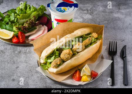 Frittierte Muscheln in Brot und mit Gemüse an der Seite. Türkischer Name Midye Tava Stockfoto