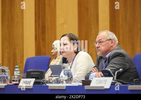 Wien, Österreich, Österreich. April 2024. Namhafte Vertreter der Ukraine und der ukrainischen Weltraumorganisation sprechen im Rechtsunterausschuss des Büros der Vereinten Nationen für Weltraumfragen, der zur 63. Sitzung über die friedliche Nutzung des Weltraums zusammenkam, um die Zusammenarbeit zwischen den Nationen bei der friedlichen Erforschung und Nutzung des Weltraums zu fördern. Weitere Aufgaben sind die Beratung von Regierungen und Nichtregierungsorganisationen im Bereich des Weltraumrechts. Quelle: ZUMA Press, Inc./Alamy Live News Stockfoto