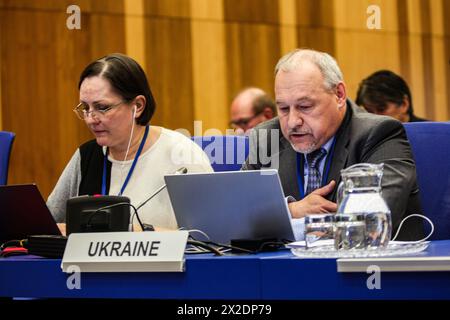 Wien, Österreich, Österreich. April 2024. Ein angesehener Vertreter der Ukraine und der ukrainischen Weltraumorganisation spricht im Rechtsunterausschuss des Büros der Vereinten Nationen für Weltraumfragen, der zur 63. Sitzung über die friedliche Nutzung des Weltraums zusammenkam, um die Zusammenarbeit zwischen den Nationen bei der friedlichen Erforschung und Nutzung des Weltraums zu fördern. Weitere Aufgaben sind die Beratung von Regierungen und Nichtregierungsorganisationen im Bereich des Weltraumrechts. Quelle: ZUMA Press, Inc./Alamy Live News Stockfoto