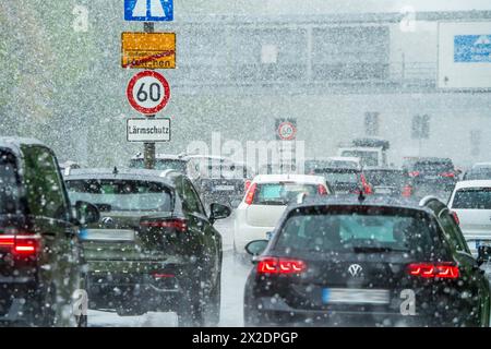 Wintereinbruch mit starkem Schneefall auf der Autobahn A95, München, 21. April 2024 Deutschland, München, 21. April 2024, Wintereinbruch, Autos fahren im Schneetreiben auf der Autobahn A 95 München-Garmisch, Autobahnbeginn in München-Sendling, stadtauswärts, dicke Schneeflocken bei Temperaturen um die 2 Grad, schlechte Sicht, Glättegefahr, Winterwetter im Frühling, Verkehr, Aprilwetter, Schnee, Bayern, *** Wintereinbruch mit starkem Schneefall auf der Autobahn A95, München, 21. April 2024 Deutschland, München, 21. April 2024, Beginn des Winters, Autos fahren im Schnee auf der A95 München Garmisch, Stockfoto