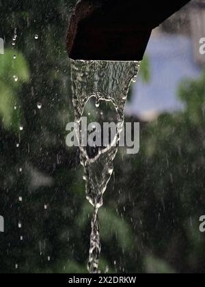 Regenwasser fließt aus der Rinne. Selektiver Fokus Stockfoto