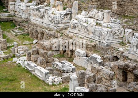 Amphitheater und kunstvolle Marmorruinen in der antiken Stadt Side, Antalya Stockfoto