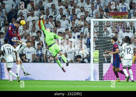 Madrid, Spanien. April 2024. Andreas Christensen (2. L) erzielte beim Fußballspiel der spanischen Liga (La Liga) zwischen Real Madrid und FC Barcelona in Madrid am 21. April 2024 ein Tor. Gustavo Valiente/Xinhua/Alamy Live News Stockfoto