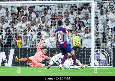 Madrid, Spanien. April 2024. Lucas Vazquez (C) von Real Madrid erzielte beim Fußballspiel der spanischen Liga (La Liga) zwischen Real Madrid und dem FC Barcelona in Madrid, Spanien, am 21. April 2024 ein Tor. Gustavo Valiente/Xinhua/Alamy Live News Stockfoto