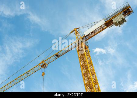 Baukran, der auf einer großen Baustelle arbeitet Stockfoto
