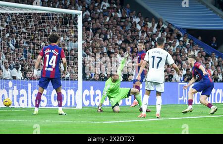 Madrid, Spanien. April 2024. FC Barcelona Fermin Lopez (1. R) erzielt ein Tor während des Fußballspiels der spanischen Liga (La Liga) zwischen Real Madrid und FC Barcelona in Madrid, Spanien, 21. April 2024. Gustavo Valiente/Xinhua/Alamy Live News Stockfoto